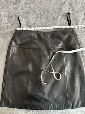 Vintage Women's Lord and Taylor Black Leather Mini Skirt - Size 12